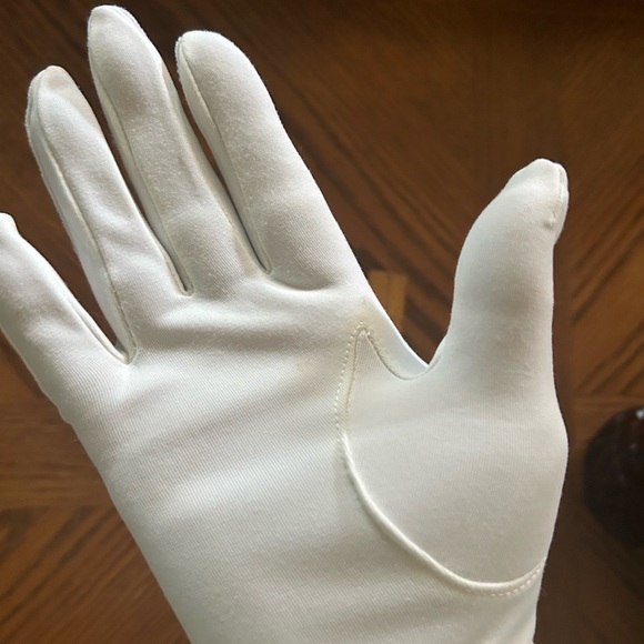 3/4 Length Vintage White Gloves - Picture 10 of 12